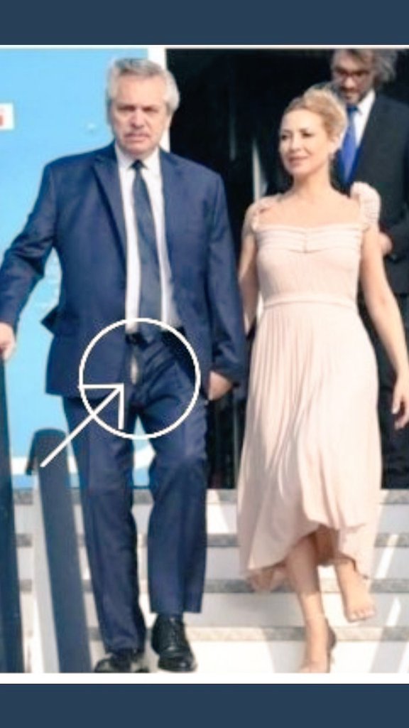 TvVallez's tweet photo. @arielviano Es un canto a la marca de ropa " #MeCaggoEnLaElegancia "😫😢
#Awada cuida a #Macri hasta en los minimos detalles.
Alberto, tenés a Fabiola ahi!!
Se te abrió la #bragueta 👖
#RezaPorMi 🙏🏻😫
#LanataSinFiltro #LAM
#FelizMartesATodos 🩳👇🏼📞☎️🚀 https://t.co/8hn1OU5HVl