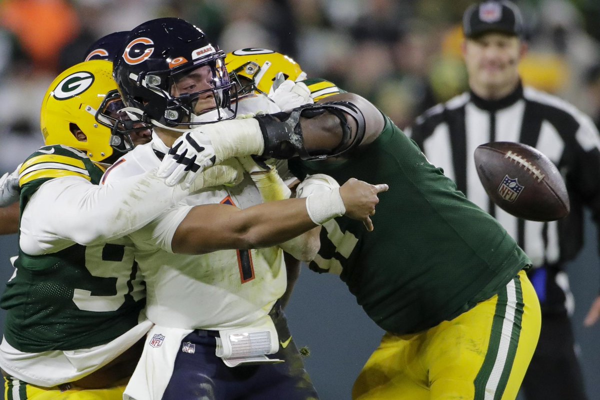 RZSL_Insider's tweet photo. The Chicago Bears remain winless through the first four weeks of the season. This is certainly a roster in need of a ton of work but one has to wonder whether they suck this bad or is the organization already committed to a full rebuild? #Tank https://t.co/tTkQ8nT9G5