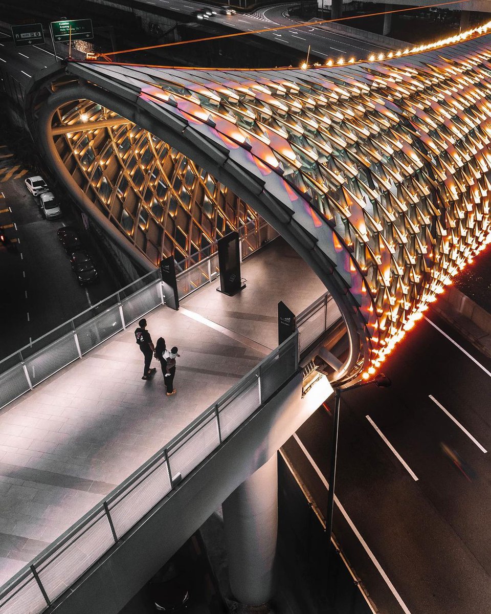 klumpurcity's tweet photo. The most visited pedestrian bridge in Kuala Lumpur city, the Pintasan Saloma.

📸  IG / fieldofvisions

Follow @klumpurcity for more amazing photos by featured photographers.

#KualaLumpur #SalomaLink #Pedestrian https://t.co/b10eEavnFO