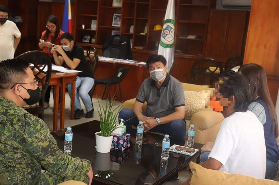 _59protectorbn's tweet photo. PAMAHALAANG LOKAL NG MAUBAN, QUEZON, MAINIT NA KINILALA ANG DATING REBELDENG NAGBALIK-LOOB SA GOBYERNO

https://t.co/eRq1A1nr58 https://t.co/AHRbrRpcJc