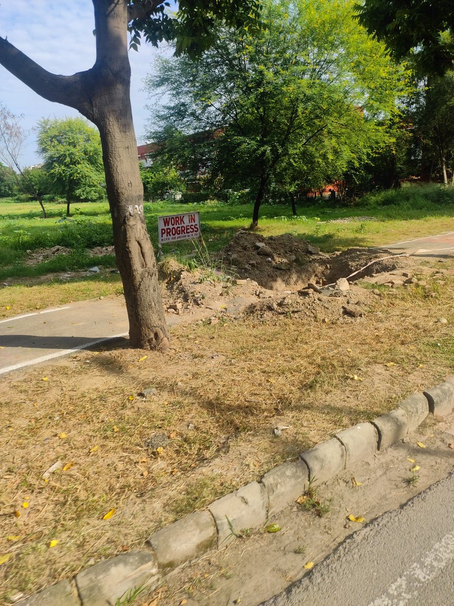 cyclegiri's tweet photo. One Chandigarh Traffic Police cop is forcefully making cyclists take a cycle track that leads this Gigantic hole in the cycle track. When told him about the same he starts to talk rudely.
Time - 8:50AM
Location- Furniture Market Chowk
Cop Name- Not visible.
@trafficchd @ssptfcchd https://t.co/bcQLku6ZYW
