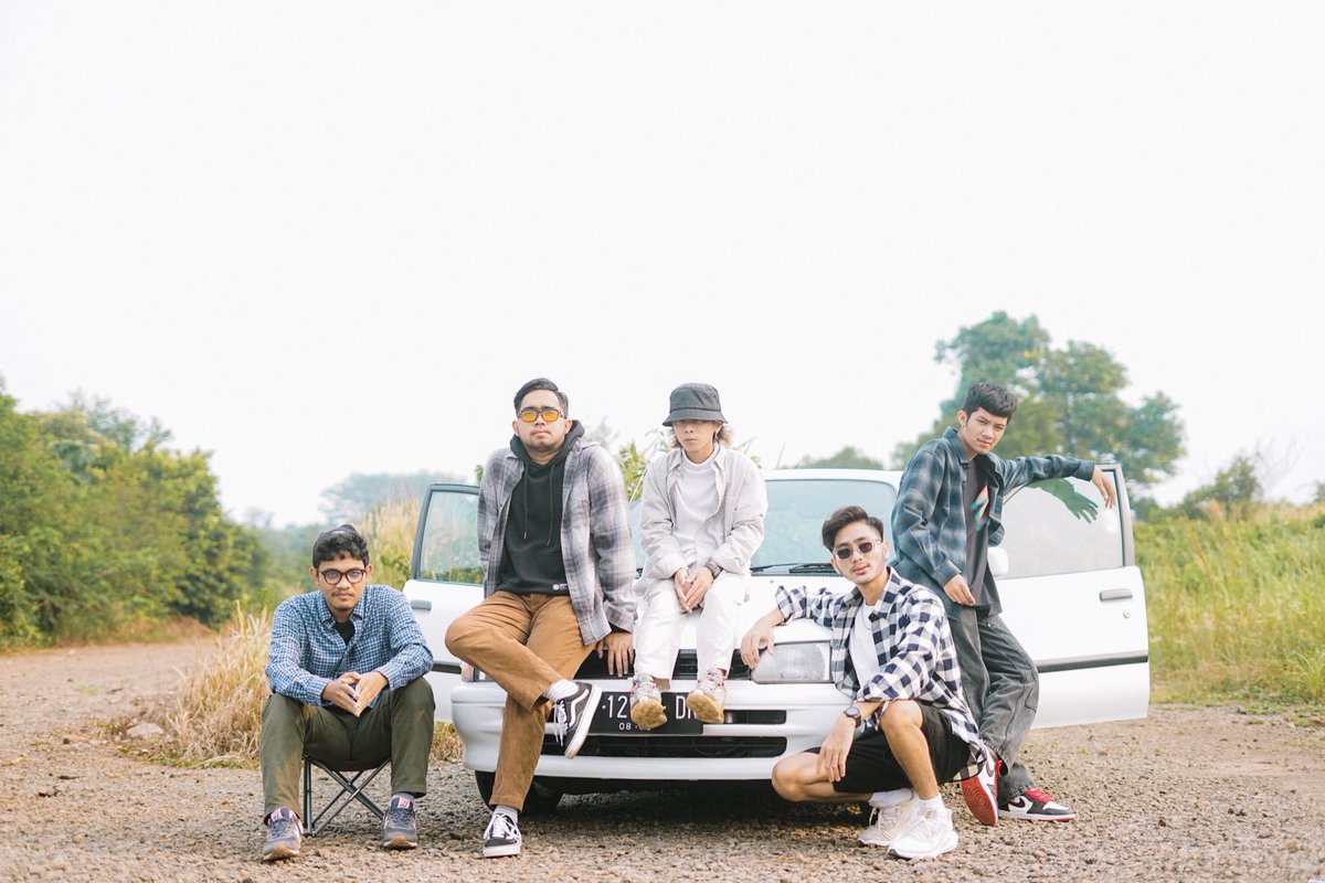 bayu_joo's tweet photo. posenya udah kayak di film-film banget ini, ayo siapa yang mau masuk #GengFlannel kita??? https://t.co/wb4JqCHq5h
