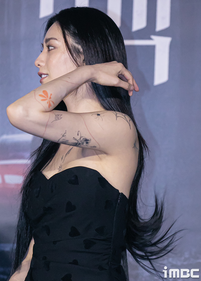 나나 타투, '거미+뱀+나비' 시크섹시 #나나 #임진아 [직찍 45장]
enews.imbc.com/News/RetrieveN…