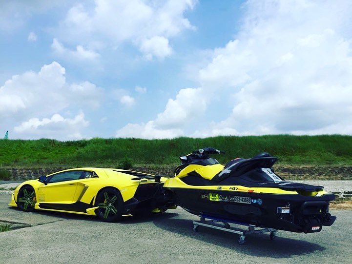 morohoshi_7777's tweet photo. ⭐️一番星号&⭐️
#lamborghini #ランボルギーニ #morohoshi #諸星伸一 #fightingstar #ファイティングスター #fsbk #カスタム #スワロフスキー #swarovski #tokyo #japan https://t.co/Q208xvzLKV