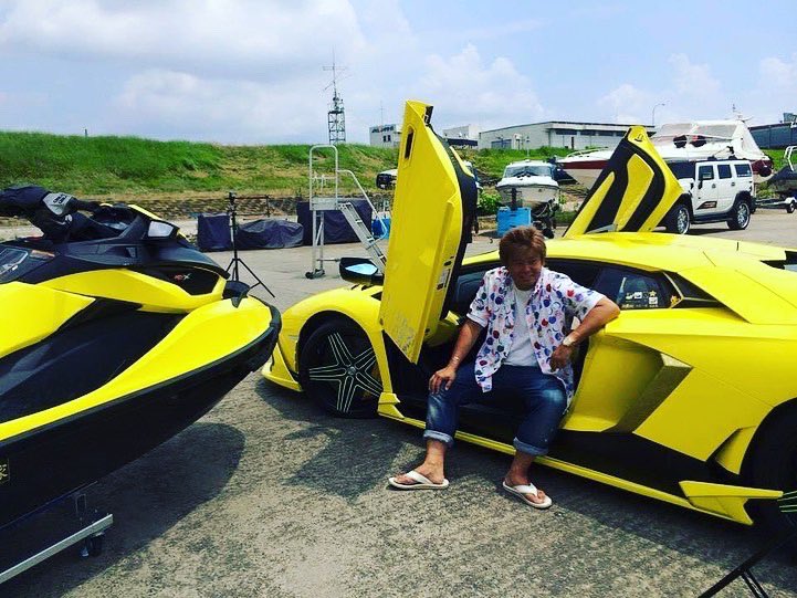 morohoshi_7777's tweet photo. ⭐️一番星号&⭐️
#lamborghini #ランボルギーニ #morohoshi #諸星伸一 #fightingstar #ファイティングスター #fsbk #カスタム #スワロフスキー #swarovski #tokyo #japan https://t.co/Q208xvzLKV