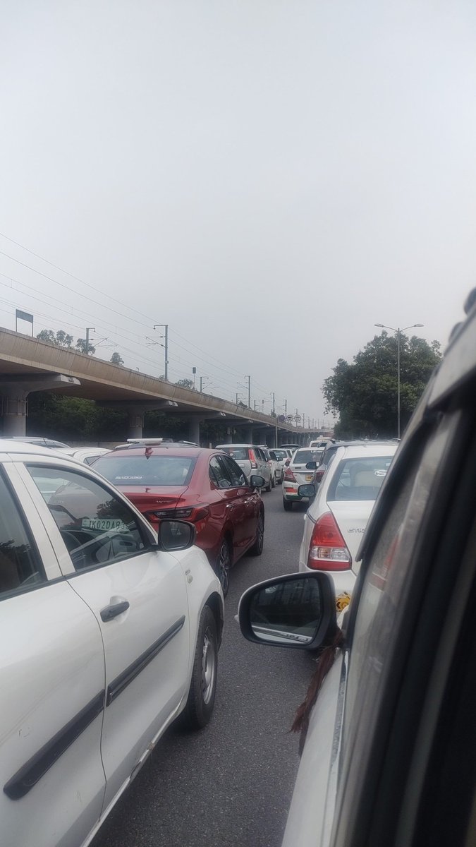 JitendraDayma's tweet photo. Stucked in VIP movement jam... because of one persons movement more than thousands of people are stucked on road. Litres of fuels is wasted by this...one is bad state of road and other VIP movement is wasting so much resources of country. Ban VIP movement
#banVIPmovement
#Ban https://t.co/cWUSh3OLQ6