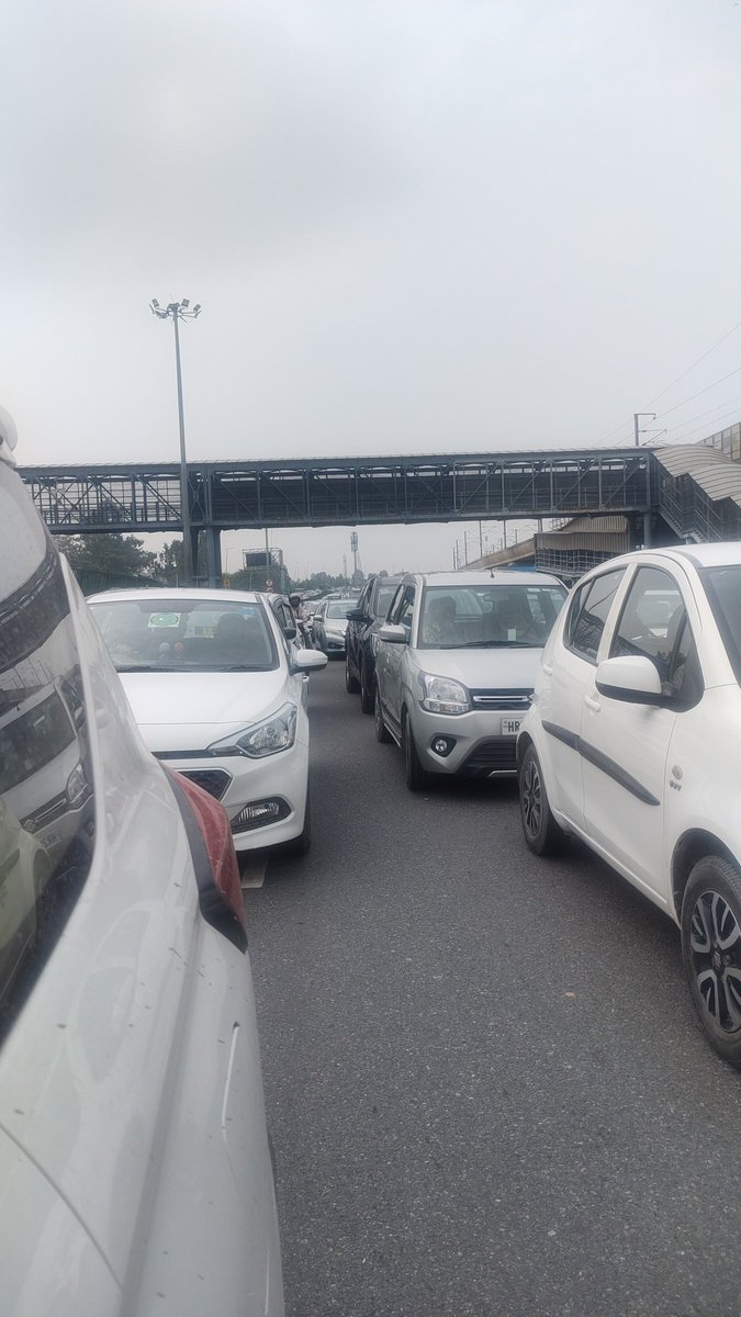 JitendraDayma's tweet photo. Stucked in VIP movement jam... because of one persons movement more than thousands of people are stucked on road. Litres of fuels is wasted by this...one is bad state of road and other VIP movement is wasting so much resources of country. Ban VIP movement
#banVIPmovement
#Ban https://t.co/cWUSh3OLQ6