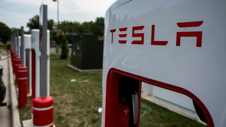 BFMTV's tweet photo. Pénurie d'énergie: RTE suggère de bloquer l'accès aux bornes de recharge électrique à certains moments de la journée
https://t.co/5KQWQFyruw https://t.co/Wvh7mDbKVw