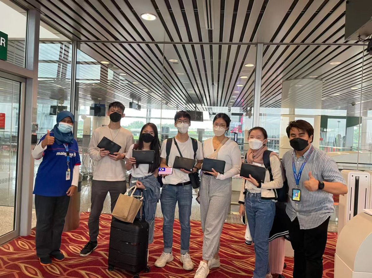 msiabacktochina's tweet photo. Tmr there will be 2 MH Charter flights (B737) arranged by @MalaysiaMFA and @MAS to fly 300 Msian students* from KUL- PVG.
So far 450 Msian students have benefitted from the arrangement, but there will be more to come. 
Let's USE THE TAG #TerimaKasihWP_MAS to show them gratitude! https://t.co/0npKr1OhpV