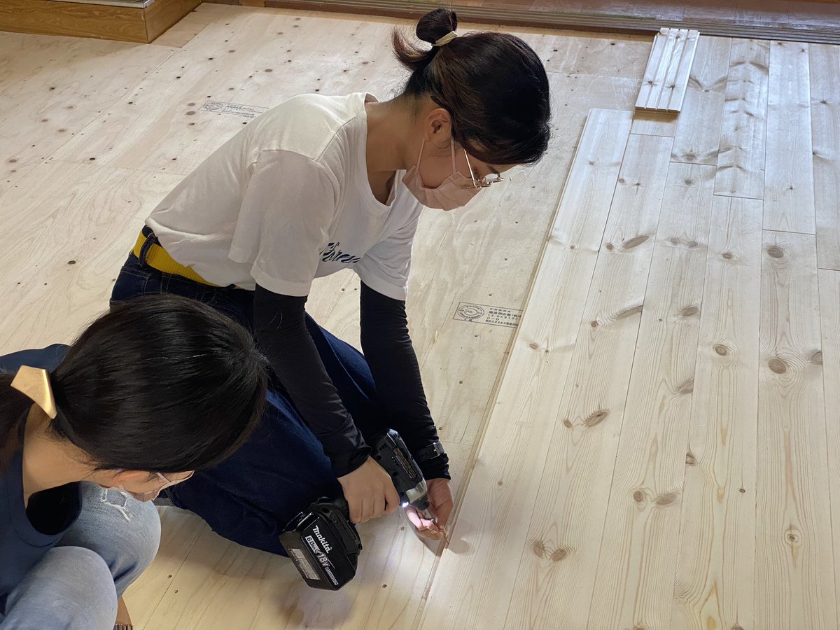 yWLGzaeUt8kJcM4's tweet photo. みんなで床貼り
ワークショップ
DIT(do it together)で
行います
今度は壁の漆喰塗りです
#空き家改修
#みんなで改修
#KILTA https://t.co/4cHlme1stR