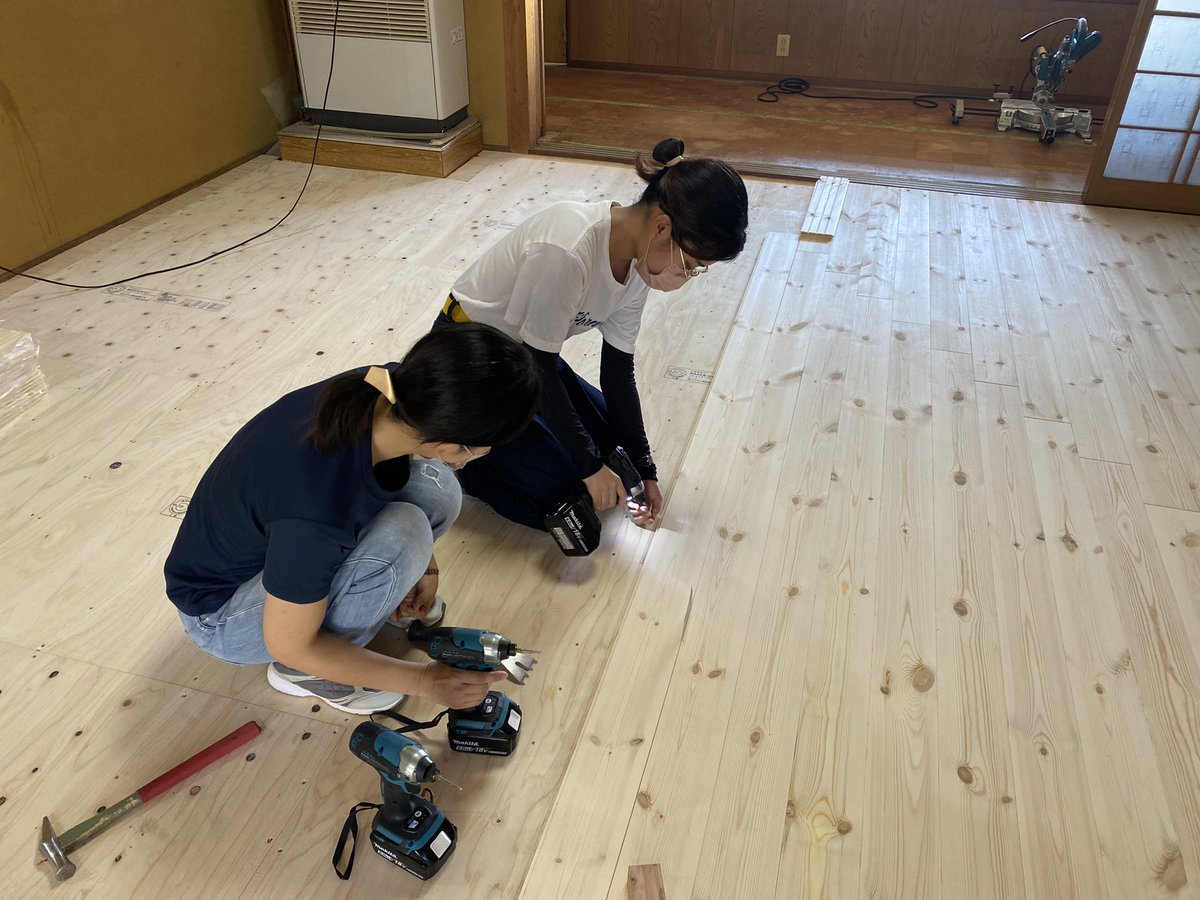 yWLGzaeUt8kJcM4's tweet photo. みんなで床貼り
ワークショップ
DIT(do it together)で
行います
今度は壁の漆喰塗りです
#空き家改修
#みんなで改修
#KILTA https://t.co/4cHlme1stR