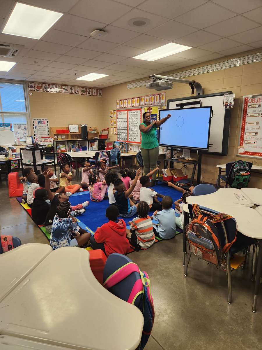 ARI_ChiQuittaW3's tweet photo. I enjoyed watching the students @OliverLions. The 1st Grade students in Ms. Gaynor's class goal was to read &amp; write words with short o. They segmented the words &amp; gave a 👍🏽or 👎🏾as evidence of their learning. @Alabama_Reading @BhamCitySchools @P22TamaraBurney @KarenHa72770629 https://t.co/Keww2fjEaV