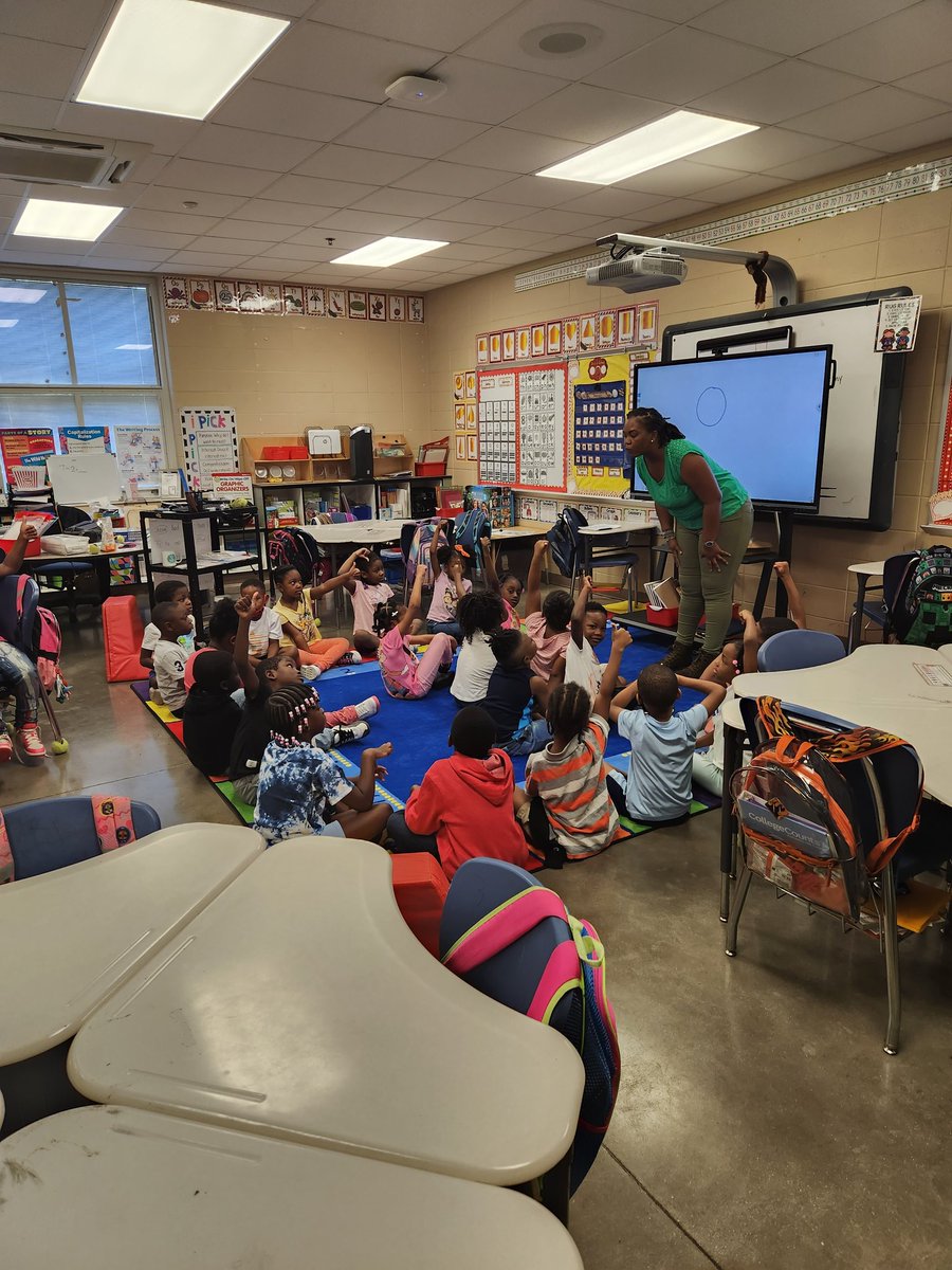 I enjoyed watching the students <a href="/OliverLions/">Oliver Elementary</a>. The 1st Grade students in Ms. Gaynor's class goal was to read &amp; write words with short o. They segmented the words &amp; gave a 👍🏽or 👎🏾as evidence of their learning. <a href="/Alabama_Reading/">ARI / The Alabama Reading Initiative, ALSDE</a> <a href="/BhamCitySchools/">Birmingham City Schools🎓</a> <a href="/P22TamaraBurney/">Tamara Burney</a> <a href="/KarenHa72770629/">Karen Haynes</a>