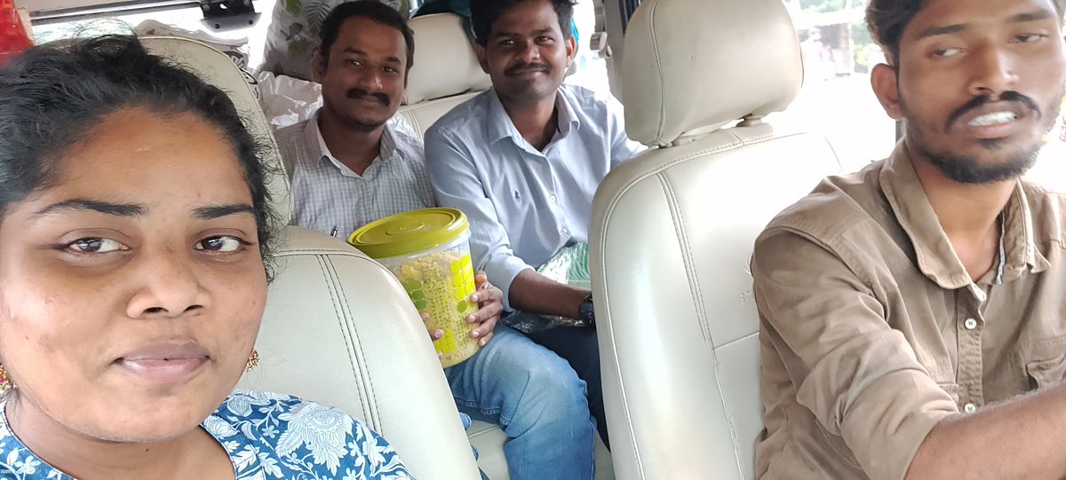 BuildingBabai's tweet photo. @RSPraveenSwaero మా సద్ది మేమే తెచ్చుకున్నాం సర్
#BahujanYatra
#BRY2 
#BSP4Life 💎 https://t.co/4iW06RnJEt
