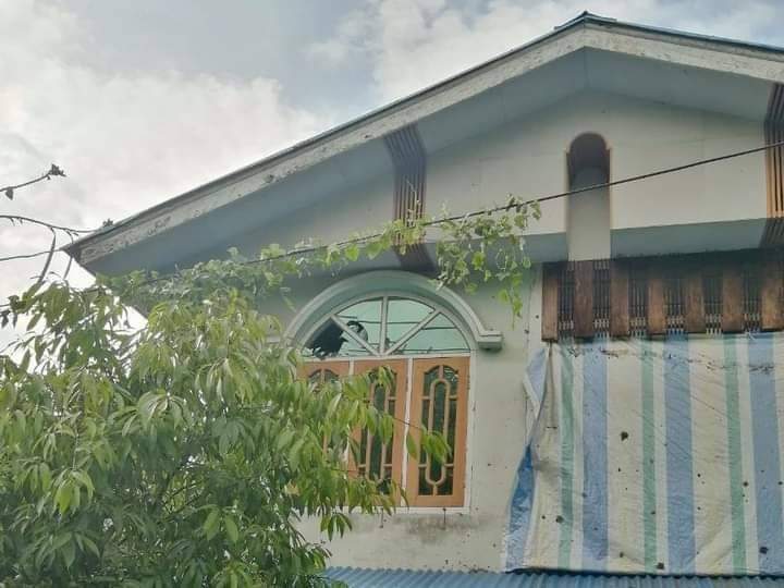 miN13700's tweet photo. According to home owners, 2 homes in SabarSeik ward, LawKaMu Group,Rakhine State's Mrauk-U tsp, where 3 junta battalions are present &amp; junta has imposed night curfew, were found damaged on Sep20 morning after hearing one-sided firing of weapons at ar 11pm on Sep19
#2022Sept20Coup https://t.co/I446yPIr1O
