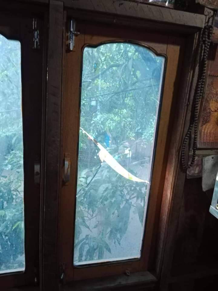miN13700's tweet photo. According to home owners, 2 homes in SabarSeik ward, LawKaMu Group,Rakhine State's Mrauk-U tsp, where 3 junta battalions are present &amp; junta has imposed night curfew, were found damaged on Sep20 morning after hearing one-sided firing of weapons at ar 11pm on Sep19
#2022Sept20Coup https://t.co/I446yPIr1O