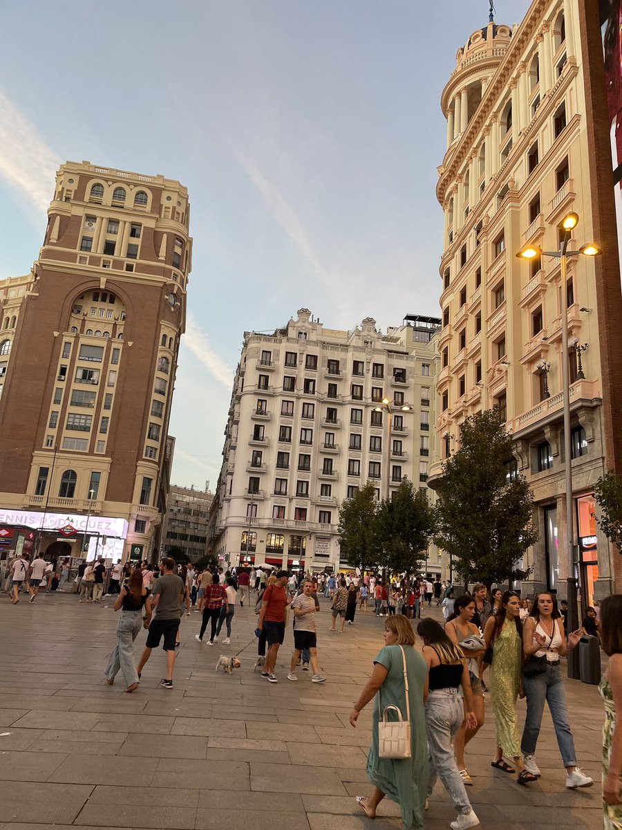 Madrid, Madrid, Madrid
¡Hala Madrid!
Y nada más
Y nada más
¡Hala Madrid!