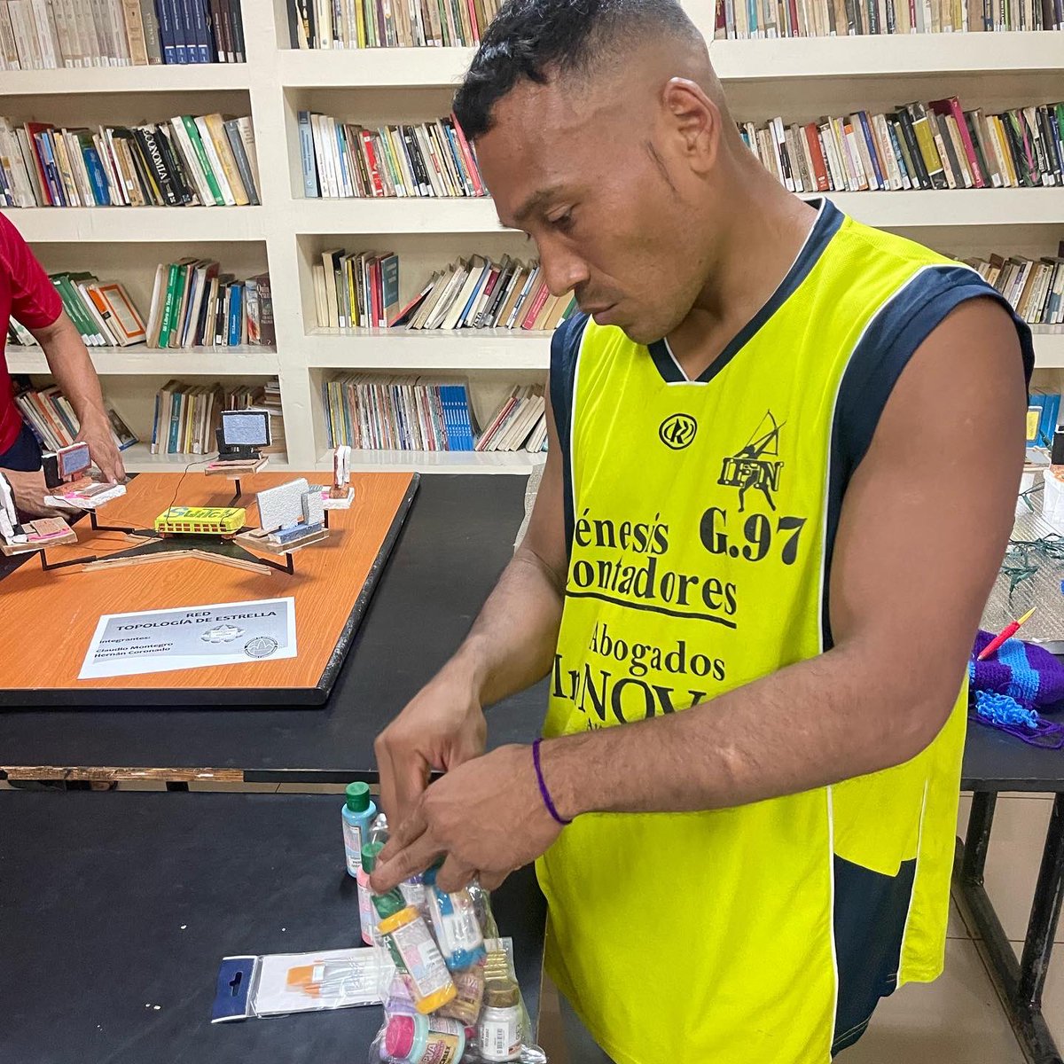 VinisteAMi's tweet photo. Con el apoyo de Sederias Don Chicho, con el propósito de impulsar el arte en los Centros Penitenciarios de #Panama, entregamos hace unos días atrás pinturas acrílicas y pinceles, en el Centro de Rehabilitación El Renacer.

#VinisteAMi #Resocializacion #NuevasOportunidades https://t.co/r9WIT7At7p