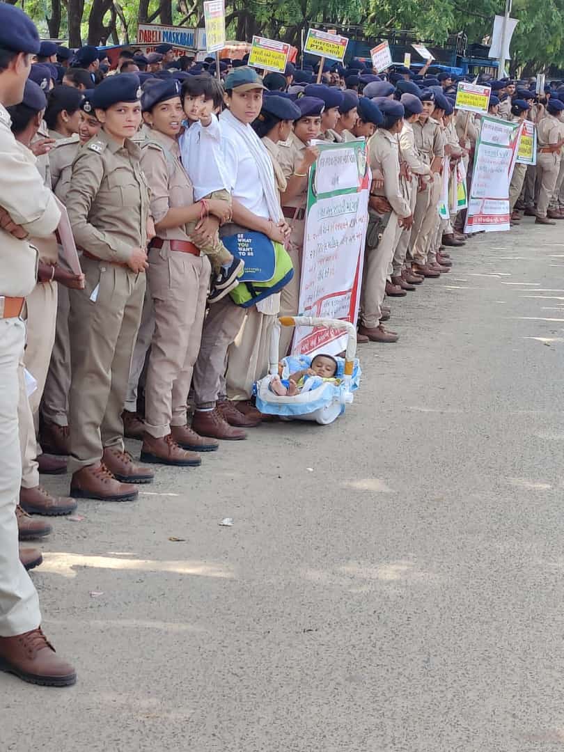 Rathvas32996759's tweet photo. આ ફોટા માં મહિલા વન કર્મચારી જે સિંહણ ની જેમ પોતાના જીવ થી વધુ વ્હાલા બાળકોને સાથે રાખી ભૂખ્યા તરસ્યા પોતાના હક માટે લડી રહી છે સો સો સલામ... Read more
@GujForestDept @CMOGuj @PMOIndia https://t.co/cwiZVKdBeL