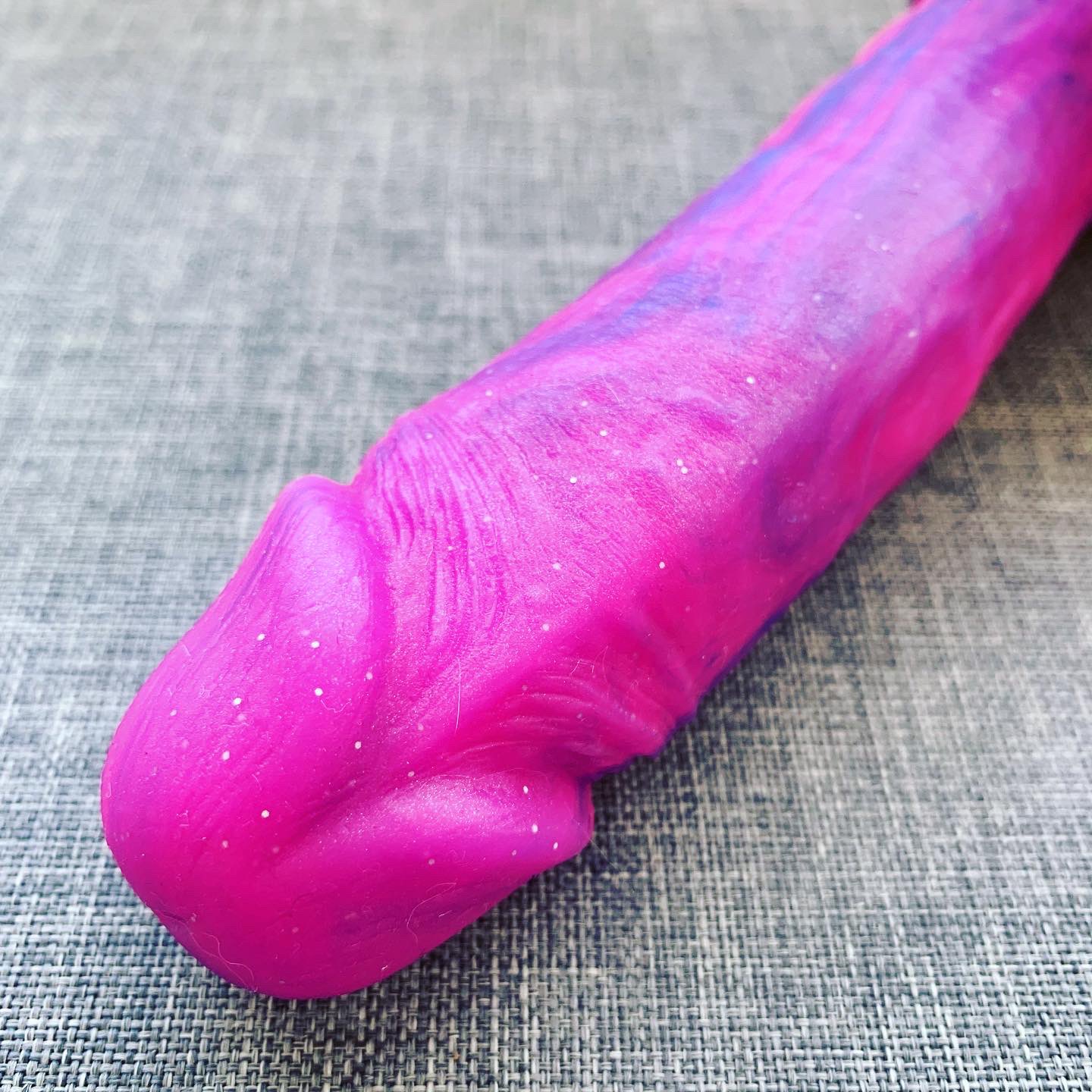 2 pic. ⚠️ PSA ⚠️ A popular range of white-label pink & purple silicone dildos available on many retail websites have been found to contain delaminating glitter that falls off when touched, leaving behind small holes. PLEASE AVOID THESE, as I fear they are not body-safe! 😬😬 https://t.co/PeG2udVUoL