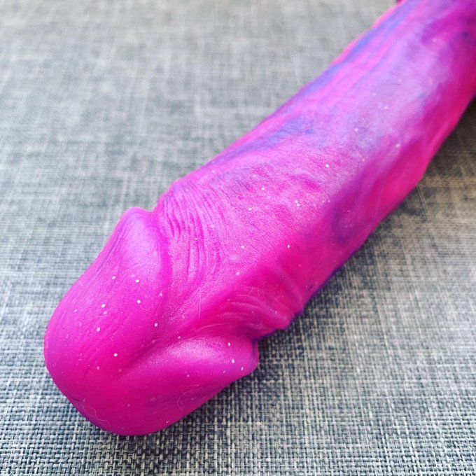 Grace - 2 pic. ⚠️ PSA ⚠️ A popular range of white-label pink & purple silicone dildos available on many retail websites have been found to contain delaminating glitter that falls off when touched, leaving behind small holes. PLEASE AVOID THESE, as I fear they are not body-safe! 😬😬 https://t.co/PeG2udVUoL