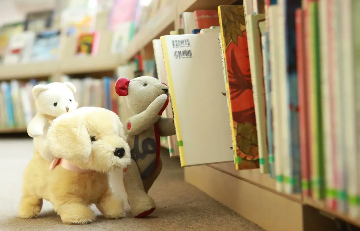 È la Notte dei Pupazzi in Biblioteca in Giappone.

I bimbi portano il pupazzo del cuore a trascorrervi la notte. Riceveranno poi scatti che li ritraggono a leggere, prenotare. Li riportano a casa con un libro preso in prestito da loro che gli leggeranno.

Incentivare la lettura❤️