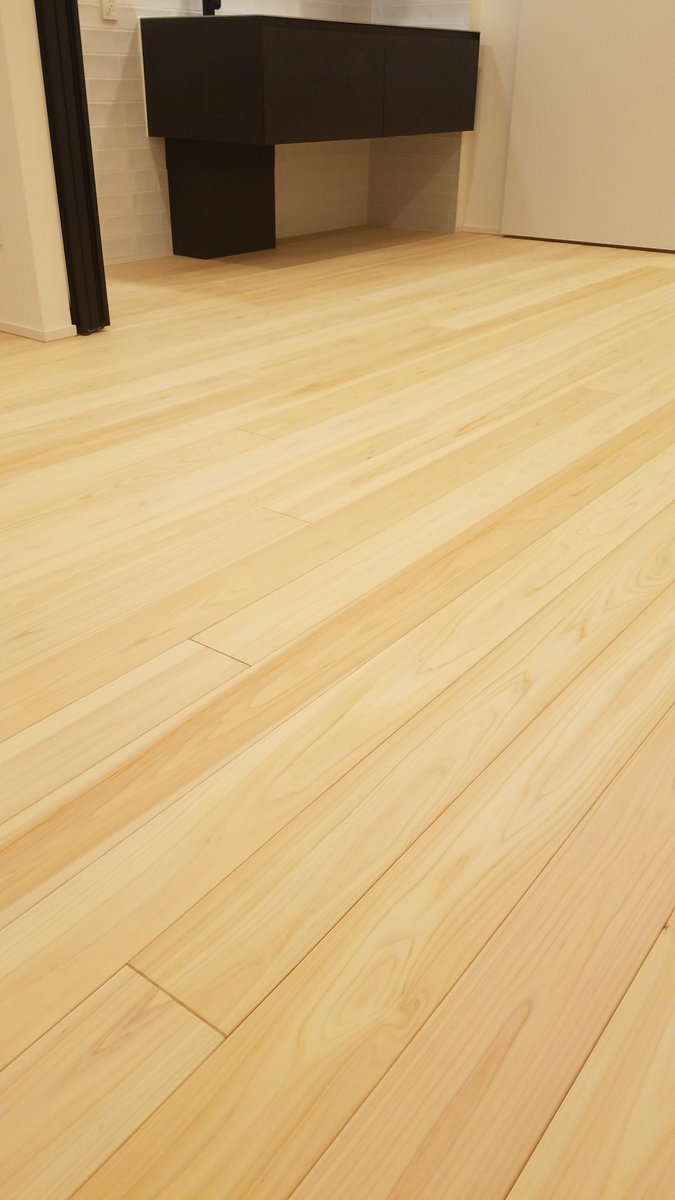 diystation's tweet photo. 賃貸物件フルリフォームさせてもらいました！

桧の節無し無垢のフローリング

値段がエグい

ダウンの色変えられて調光も付いててかなりいい感じ

#桧
#フローリング
#無垢
#節無し
#リフォーム
#セラミックタイル https://t.co/pwQbV81pJm