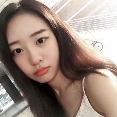LOONAREXlC's tweet photo. @bellakcals idk why but these pics have such a girIboss / girIblogger vibe to them https://t.co/57xRJT148w