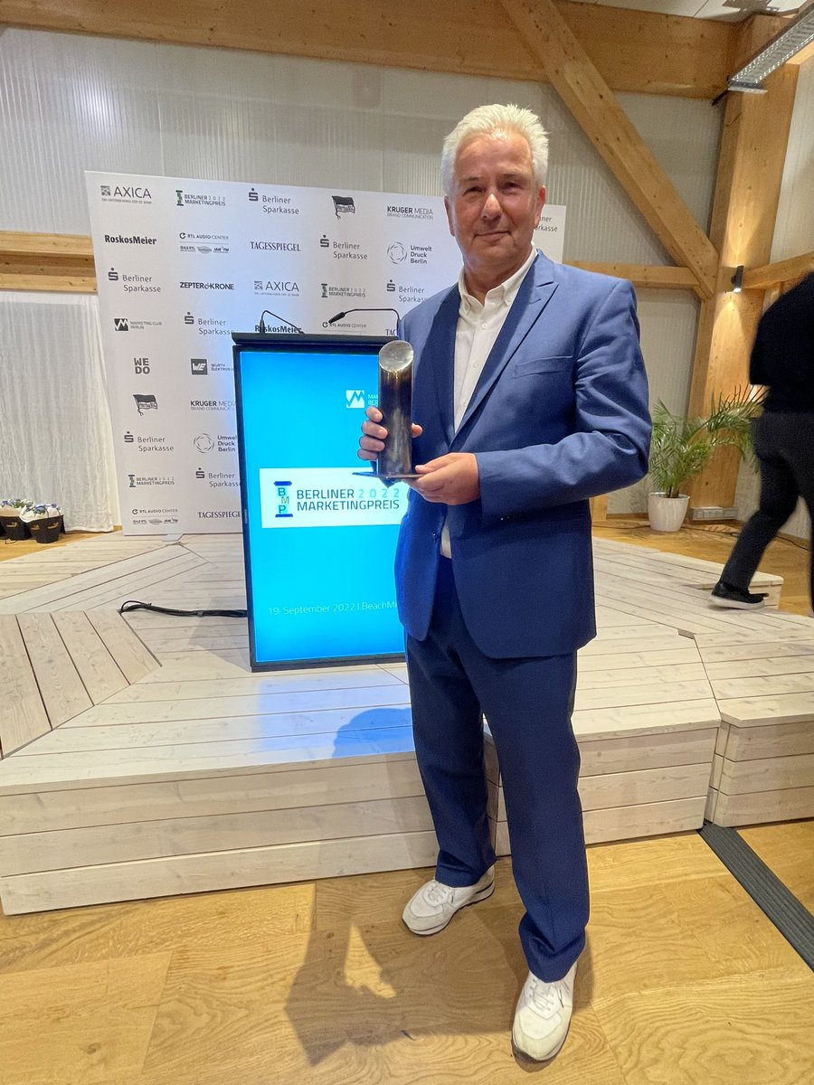 tdoil's tweet photo. Ein gelungener erster #BerlinerMarketingPreis 2022 im Rahmen des #MCBeachfest in #BeachMitte beim @marketingberlin … Ehrenpreis ging an unseren ehemaligen Regierenden Berliner Bürgermeister Klaus Wowereit … und das ist auch gut so 👍

#bmp2022 #mcber #berlin #marketing https://t.co/OdJPPOtzR7