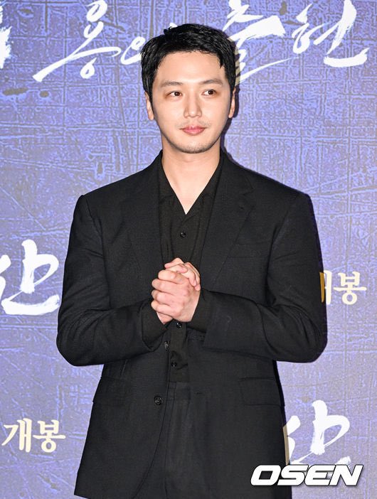 #ByunYoHan reportedly to join the cast of #SongKangHo’s drama <#UncleSamSik>, he will act as another male leading role Kim San.

The drama will consist of 10 episodes.
