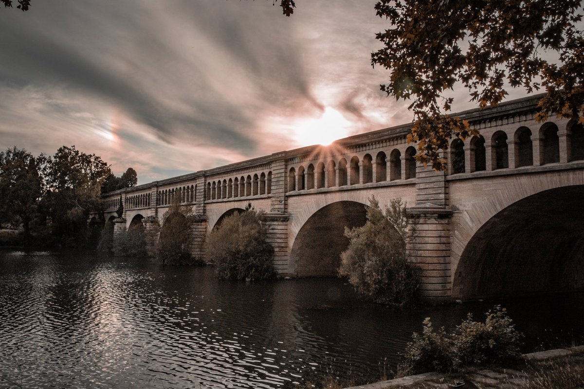 Curiosité à Béziers, ce pont canal qui permet au canal du Midi de passer au dessus du fleuve Orb. Le ciel était particulier en cette fin de journée 

#beziers #herault #heraulttourisme #occitanie #occitanietourisme #canaldumidi #photo #photography #photographie #baladesympa