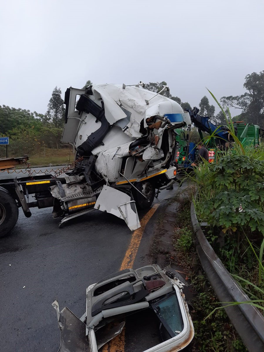 @Netcare911_sa @_ArriveAlive @TheMercurySA @TabloidNewsKZN @weekly_gazette @DurbanEyethu @News24 @HighwayMail @ECR_Newswatch @eNCA @IOL @TruckAndFreight @news365coza @IOSNewsSA @DailyNewsSA @TimesLiveNews FATAL LOSS OF CONTROL: MT> @Netcare911_sa: KZN: Truck driver killed after losing control on downhill, M7 Durban. #FM54