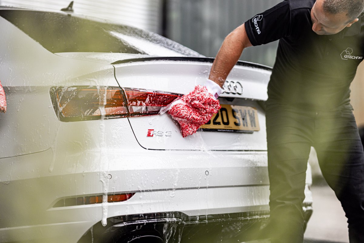 ✔ Ultra low friction glide characteristics minimise swirl marks
✔ Designed to hold a maximum volume of wash suds