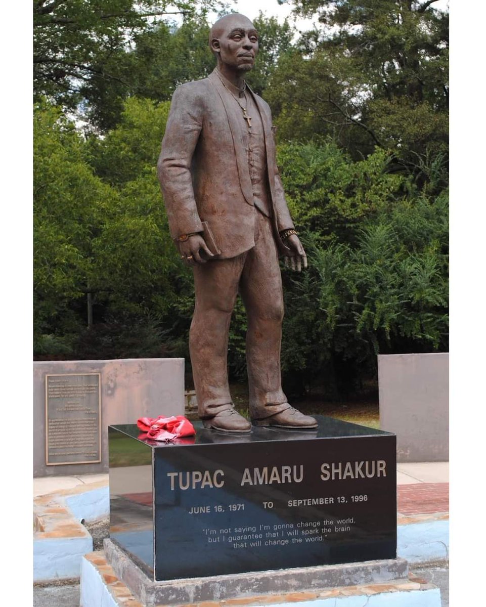 TheEvolveYt's tweet image. I ran across a Tupac Shakur STATUE  in Georgia.🤦‍♂️ #PastorPak #TwoPakishh #ReferencePhoto #SkultureOnFiver