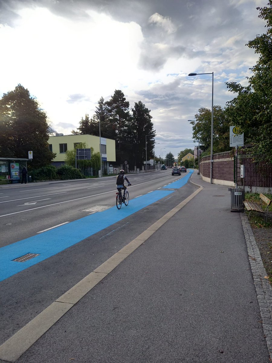 AG_CycleInfra's tweet photo. Radoffensive Graz 2030 in the making: first try-outs using blue color to improve  existing non-separated cycle infrastructure on St. Peter Hauptstraße https://t.co/iMlsUA0JNg