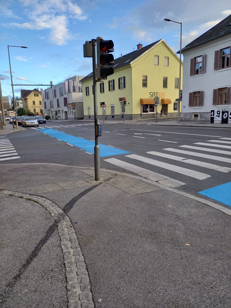 AG_CycleInfra's tweet photo. Radoffensive Graz 2030 in the making: first try-outs using blue color to improve  existing non-separated cycle infrastructure on St. Peter Hauptstraße https://t.co/iMlsUA0JNg