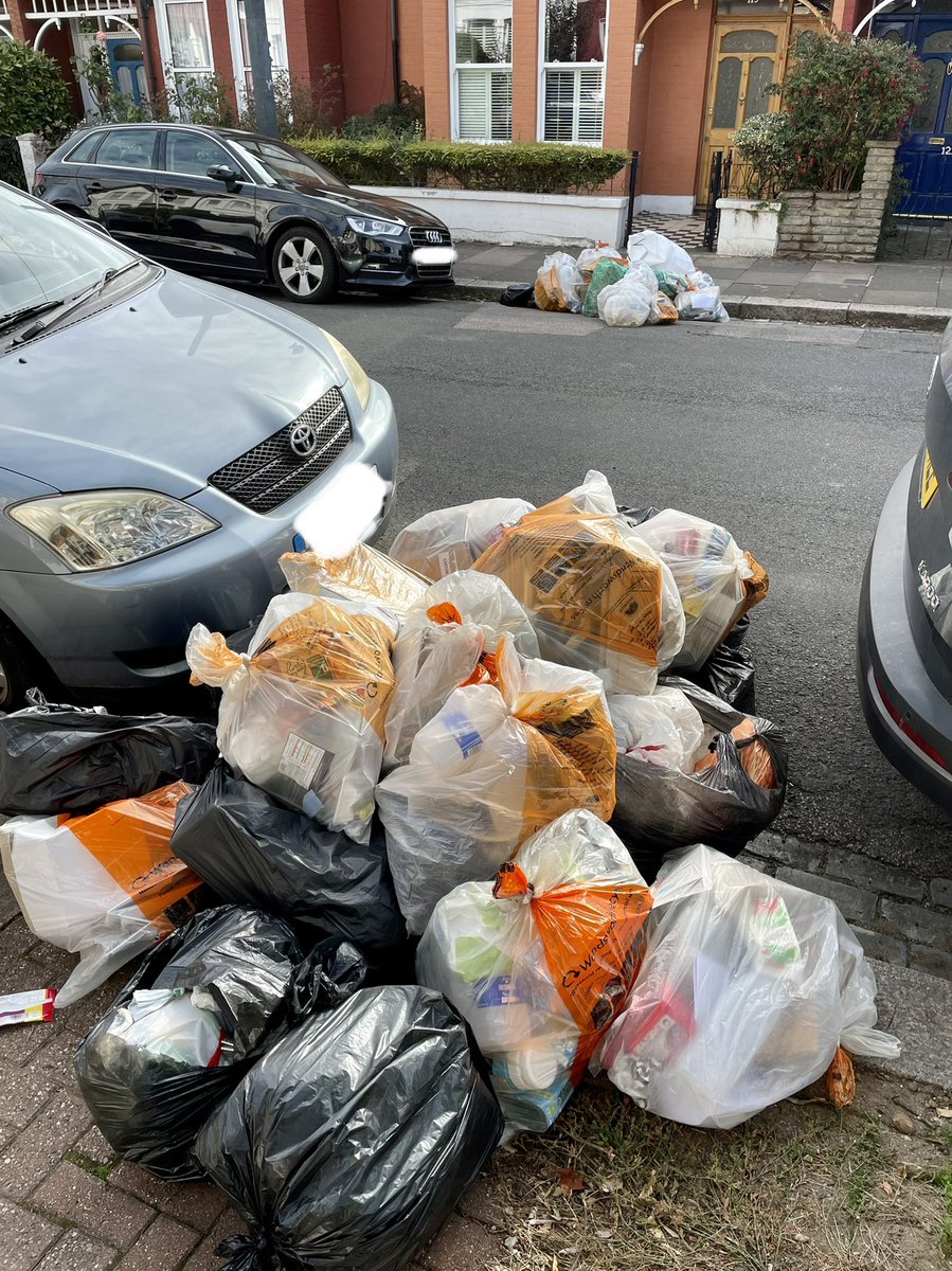TootingCons's tweet photo. Good morning Tooting! New council administration starting off well with their innovative bin collection routine 👎🏻 https://t.co/sJujAzb27N