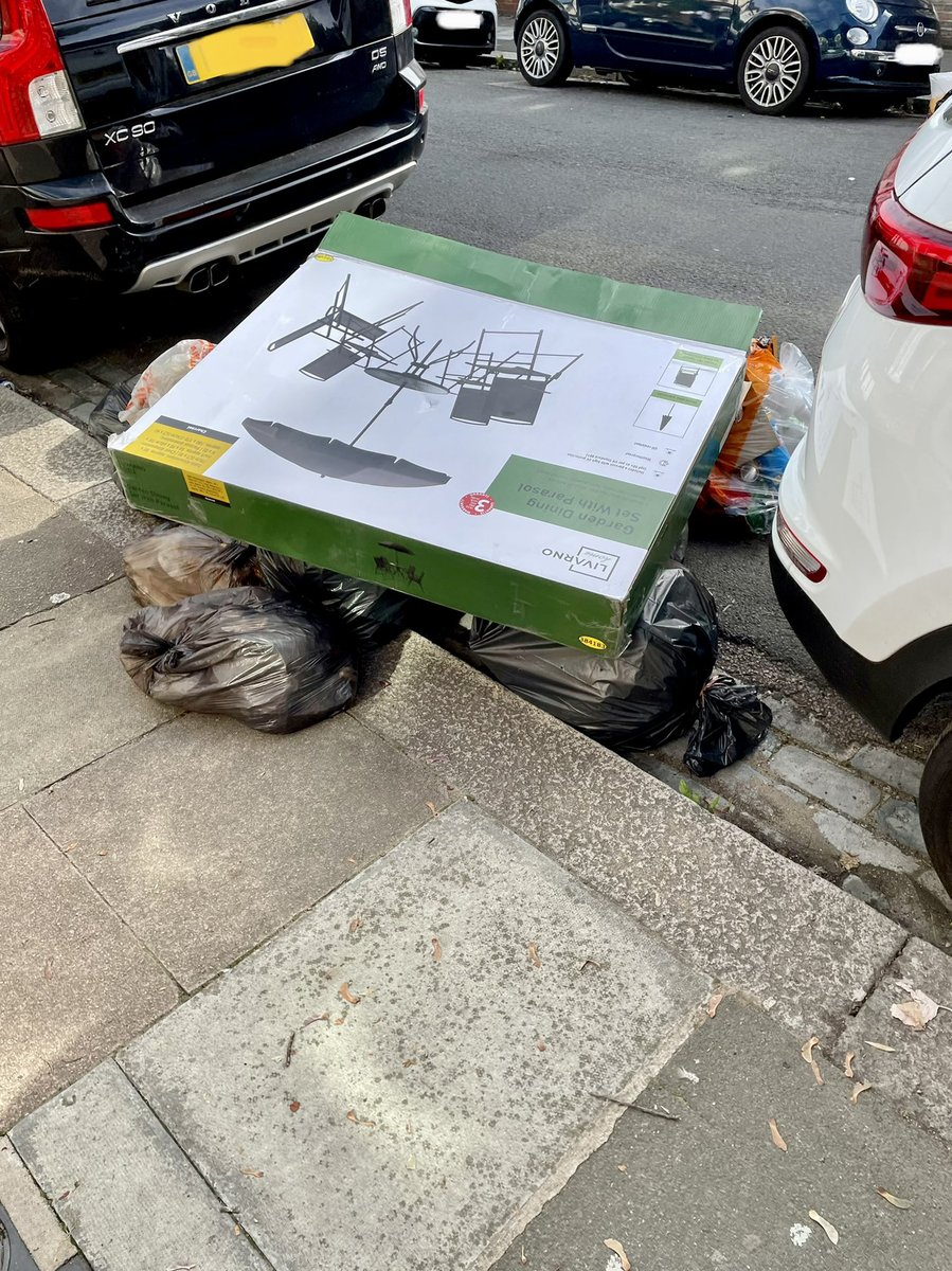 TootingCons's tweet photo. Good morning Tooting! New council administration starting off well with their innovative bin collection routine 👎🏻 https://t.co/sJujAzb27N