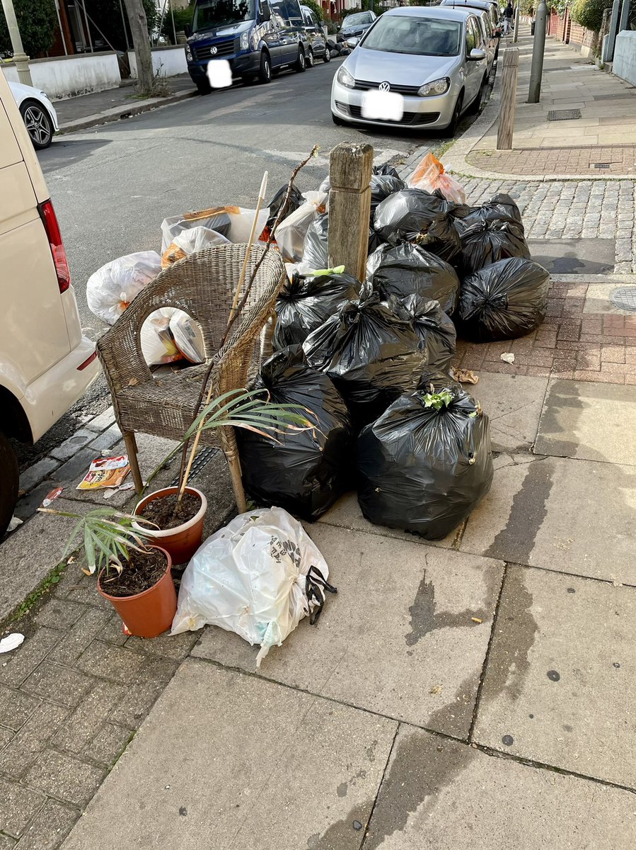 TootingCons's tweet photo. Good morning Tooting! New council administration starting off well with their innovative bin collection routine 👎🏻 https://t.co/sJujAzb27N