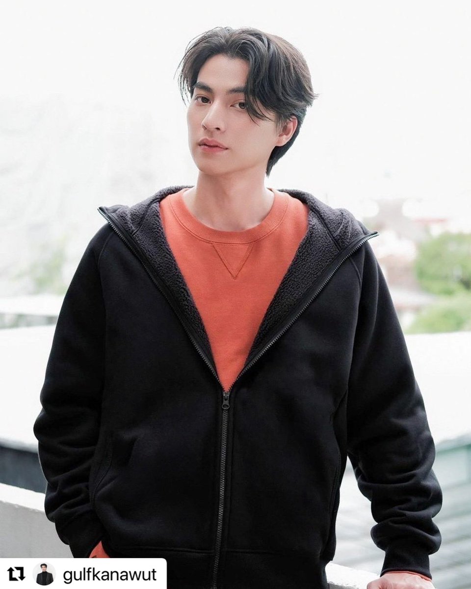 UniqloThailand's tweet photo. #Repost @gulfkanawut
อบอุ่นกว่าผมนี่ ก็เสื้อ Uniqlo Heattech Pile lined Sweat Hoodie นี่แหละครับ ที่มีขนนุ่มๆข้างใน และฮีทเทคช่วยเพิ่มความอุ่น อย่าลืมมีติดตู้ไว้ใส่ไปเที่ยวหน้าหนาวนี้นะครับ https://t.co/h9RrnPfYyu

#UniqloSweat #คำตอบของคนมีStyle #Uniqlothailand #gulfkanawut https://t.co/xnrt8LWOZr