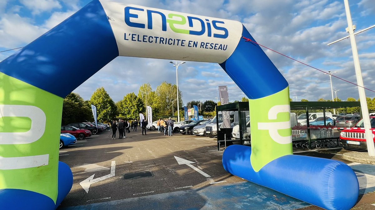 J’ai lancé ce matin en Flandre le 2ème rallye de la mobilité électrique. Il permettra à la vingtaine d’équipages de visualiser le savoir-faire et les solutions d’@enedis pour la transition écologique en @hautsdefrance
@rev3 @BellevalV @enedis_npdc @siecf @sidec59 @ChristianBuchel