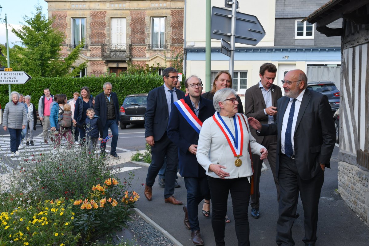 Prefet14's tweet photo. Le centre bourg de Bonnebosq fait peau neuve ! L'État s'est engagé à hauteur de plus de 280 000€ pour améliorer le cadre de vie et la sécurité des habitants. Fabrice JARDIN, secrétaire général de la sous-préfecture de Lisieux a participé à cette inauguration en présence des élus https://t.co/X0zg8jTnbl