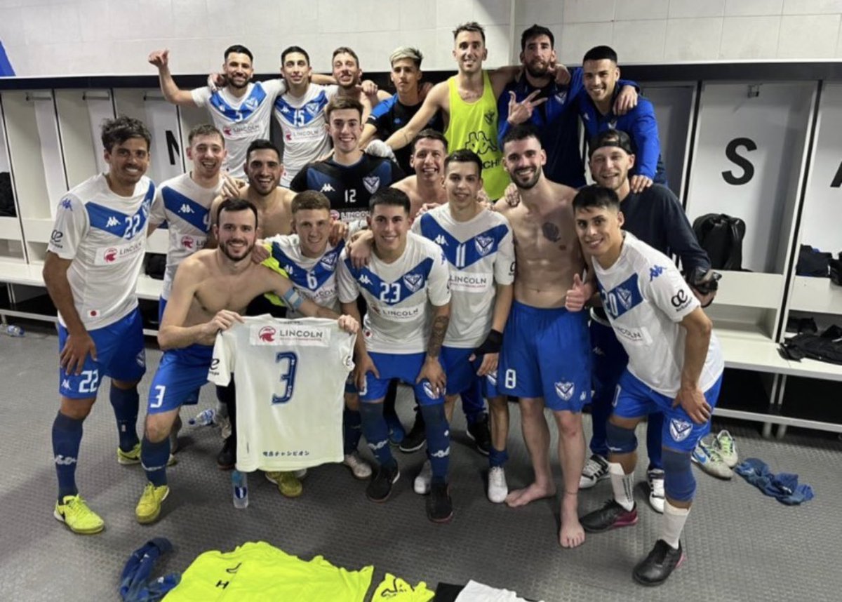 elshowdevelez's tweet photo. 🥳 TRIUNFO CLAVE
✒️ Ante una multitud en el Espacio Multifunción II, #Vélez derrotó 3 a 1 a #BPNA (rival directo) con goles de Tomás #Tavella y Cristian #Intorre x2.
ℹ️ El Fortín le roba la punta a su rival y queda en la cima con 46 puntos y un partido menos. https://t.co/2tt2B9lk5K