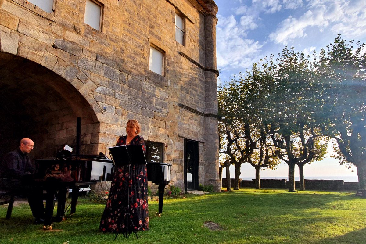 Hermoso marco el del Monasterio de Oia para disfrutar de la voz de la soprano Teresa Novoa e interpretar un programa vocal heterogéneo contando con las excelentes prestaciones del Yamaha S7X