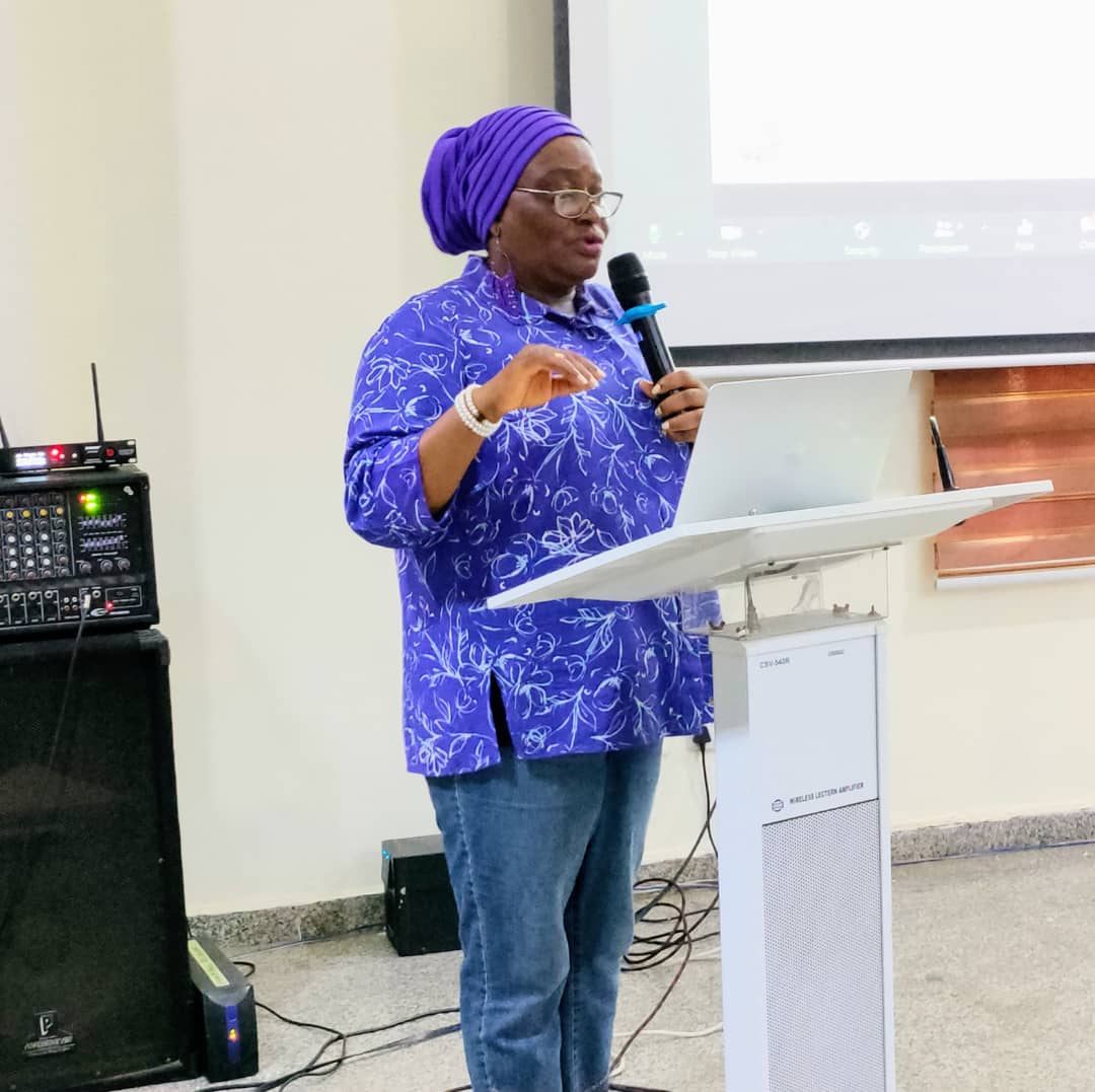 RadioIITA's tweet photo. @OFABnigeria country Coordinator, @nabdanig Deputy Director Dr. @roxydado defines the difference between GMO and Gene Editing, and also highlighting the myth around the technology.
#geneEditingcoms
#communicatingscience
#allies4sciencecoms https://t.co/rejfuNxl0u