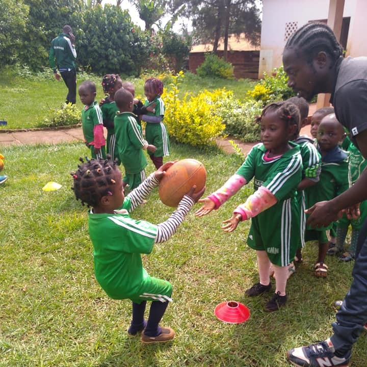 SBetsenAcademy's tweet photo. Souvenir du passage de @SBetsen au centre Eau Claire de #Bangangté.
Quelle joie pour nos enfants de montrer à Tonton Serge ce qu’ils savent faire !
#Cameroun #SBACameroun #rugby4kids #rugbysolidaire #rugbyfordev #sportencommun🏉❤️ https://t.co/nBCzom4wk1