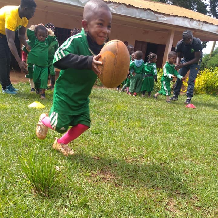 SBetsenAcademy's tweet photo. Souvenir du passage de @SBetsen au centre Eau Claire de #Bangangté.
Quelle joie pour nos enfants de montrer à Tonton Serge ce qu’ils savent faire !
#Cameroun #SBACameroun #rugby4kids #rugbysolidaire #rugbyfordev #sportencommun🏉❤️ https://t.co/nBCzom4wk1
