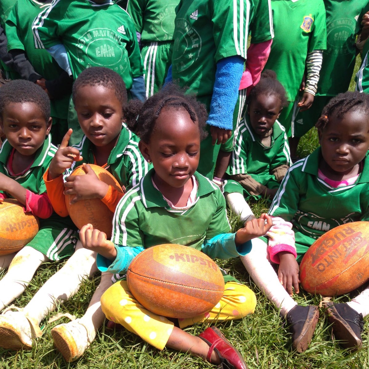 SBetsenAcademy's tweet photo. Souvenir du passage de @SBetsen au centre Eau Claire de #Bangangté.
Quelle joie pour nos enfants de montrer à Tonton Serge ce qu’ils savent faire !
#Cameroun #SBACameroun #rugby4kids #rugbysolidaire #rugbyfordev #sportencommun🏉❤️ https://t.co/nBCzom4wk1