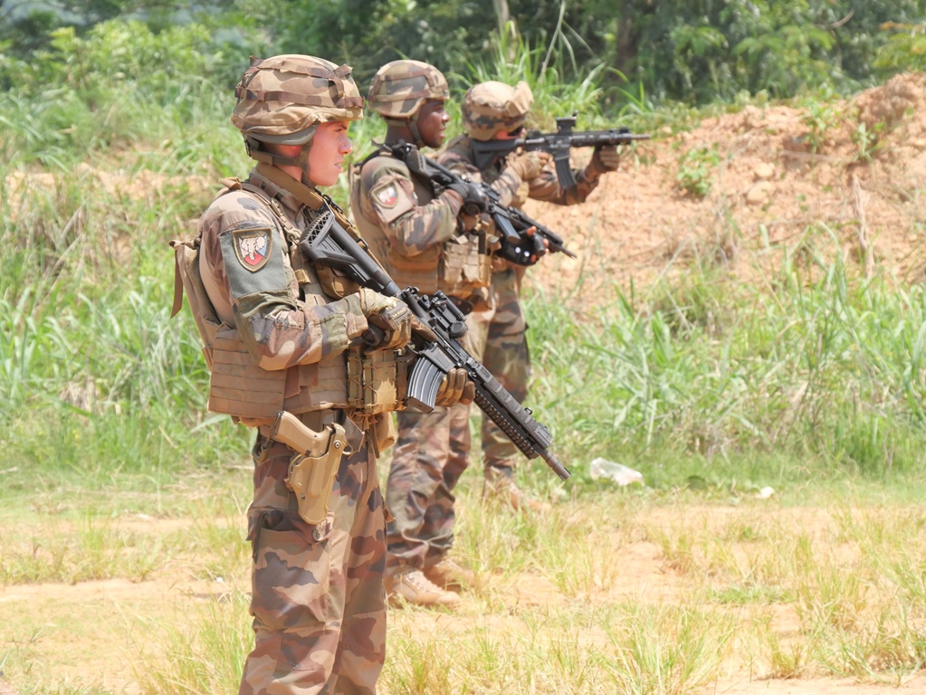 MISLOG_BANGUI's tweet photo. Au camp Kassaï, les Spahis de l’U-PROTEC continuent régulièrement leur entrainement au tir afin d’entretenir un niveau opérationnel élevé.
#MISLOG #nosjeunesops #PrepaOps
@EfgOfficiel @armeedeterre @EtatMajorFR https://t.co/LXy5pGq2fq