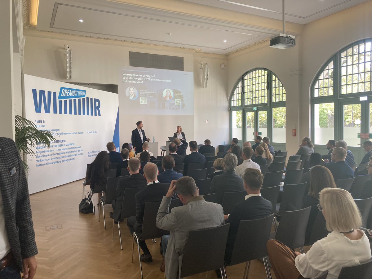 VKUonline's tweet photo. Bei unseren Deep Dives können Sie sich 3 Workshops zu 6 verschiedenen Themen aussuchen und gemeinsam mit unseren Expertinnen und Experten tief in die Materie eintauchen! Mit dabei: #Beenera, @450connect, @SalesforceDACH, @pwc_de, @Vattenfall_De & @UniperGermany #SWK2022 https://t.co/kFxTHTpqLK